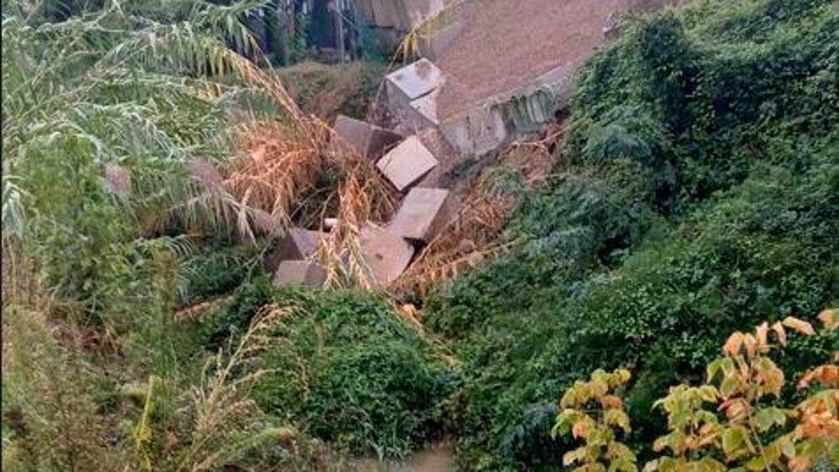 La frana che incombe sul torrente Cesuola