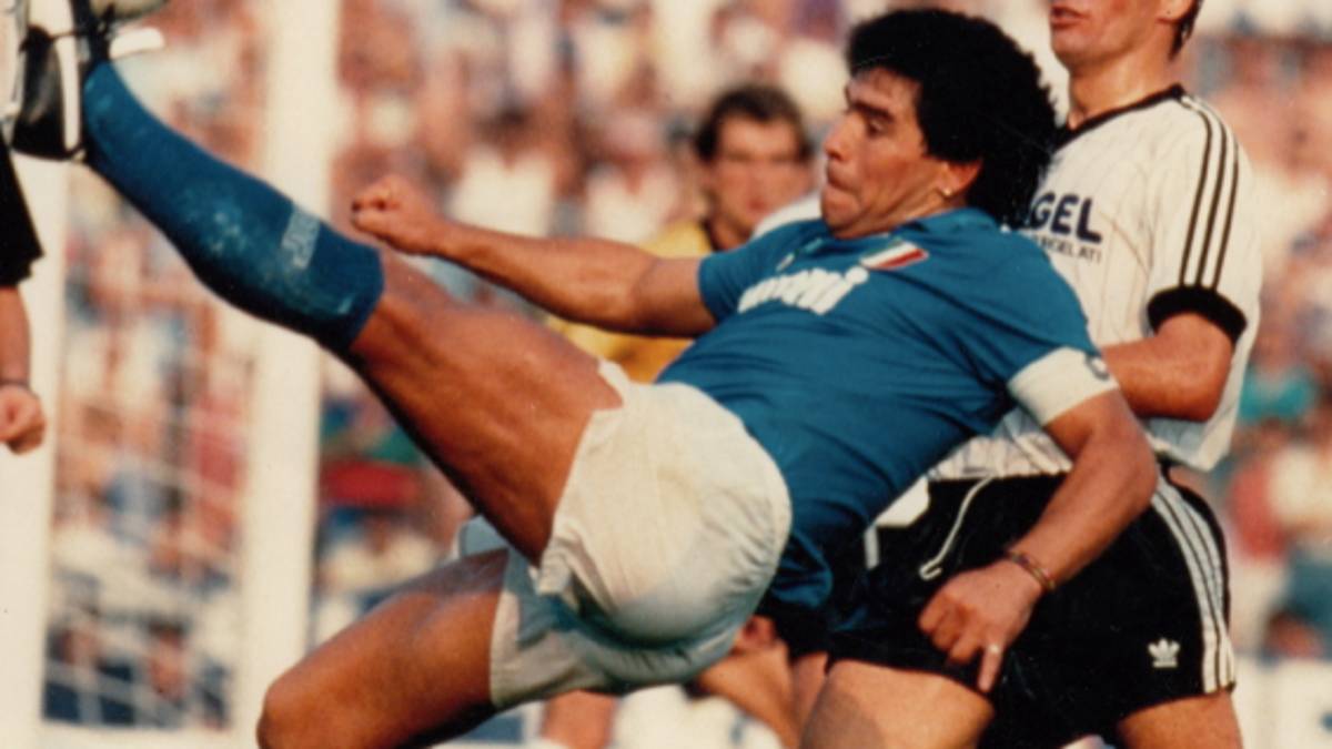 Calcio C, un minuto di raccoglimento per Maradona in tutti i campi