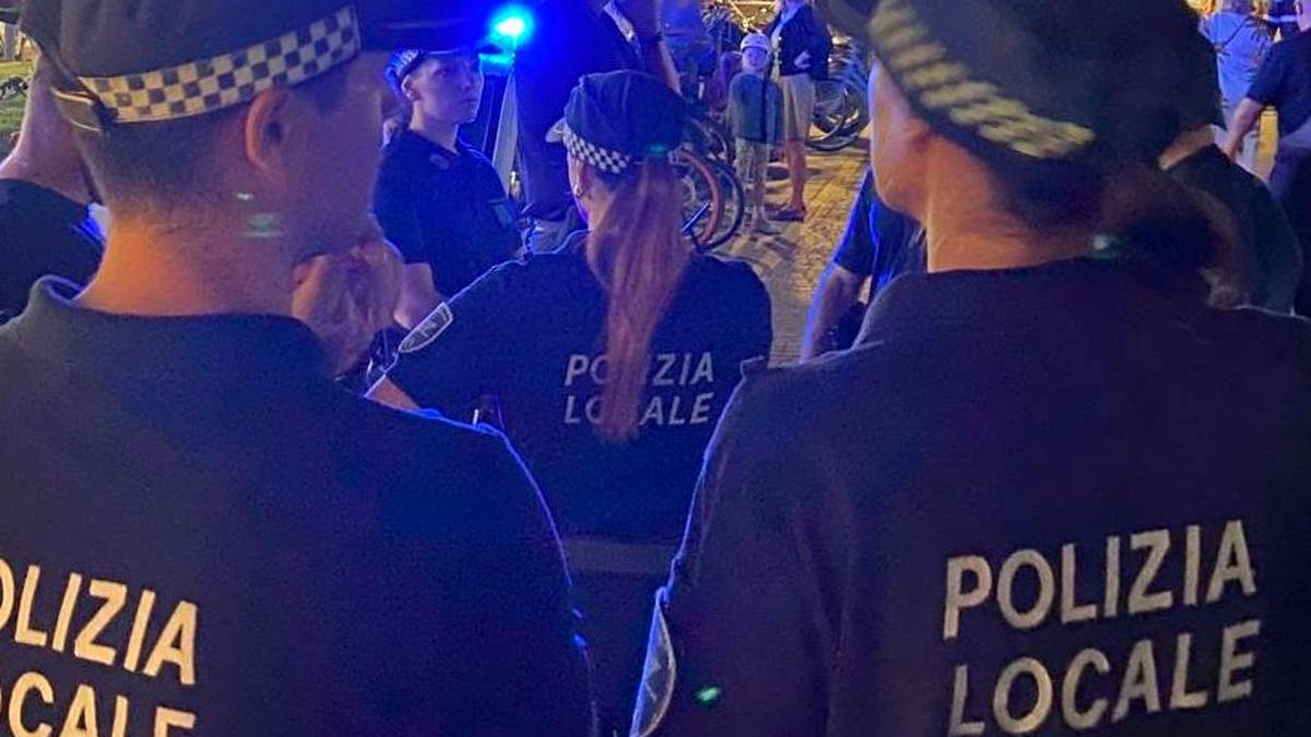 Riccione, dormivano al bagno al mare in una cabina destinata ai bagnanti: scoperti dalla Polizia Locale