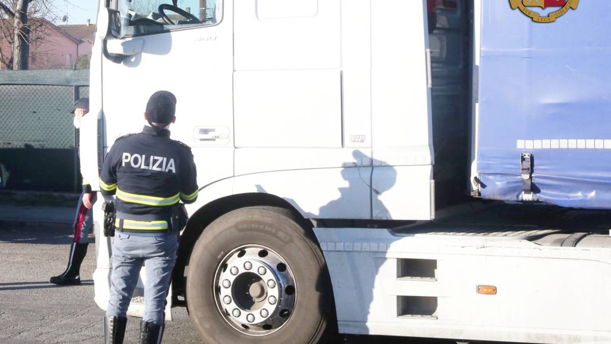 Bagno di Romagna, bus carichi di passeggeri vanno troppo forte in galleria: multe e patente ritirata all'autista