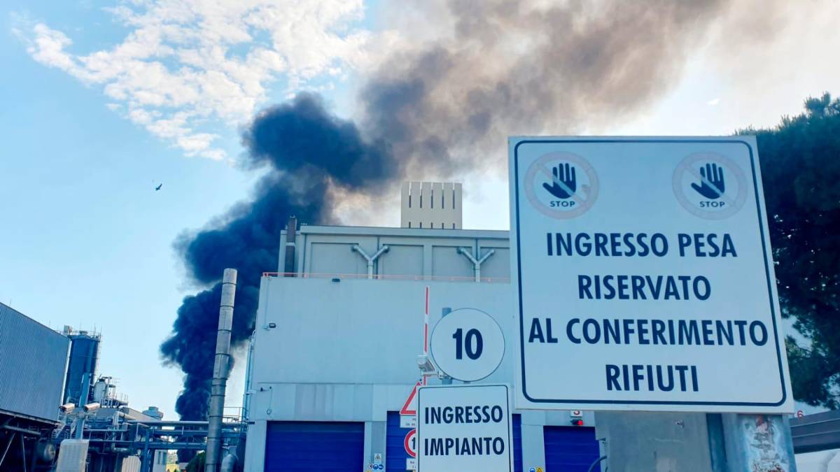 Incendio all’impianto di Raibano, fumo visibile da lontano VIDEO
