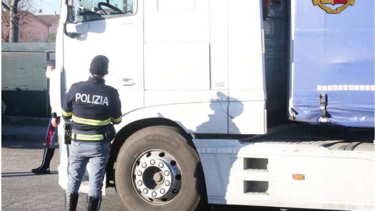 Guida il Tir in E45 con certificato professionale falso: camionista denunciato e multato