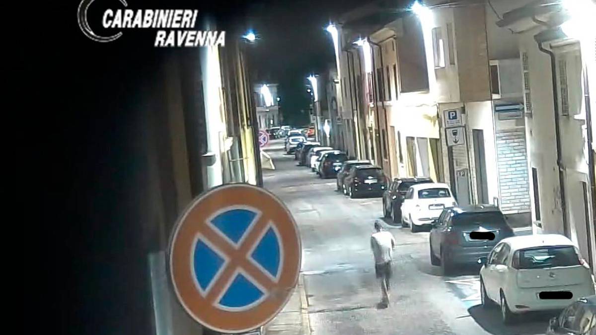 Un’immagine delle telecamere inquadra il sospettato in monopattino