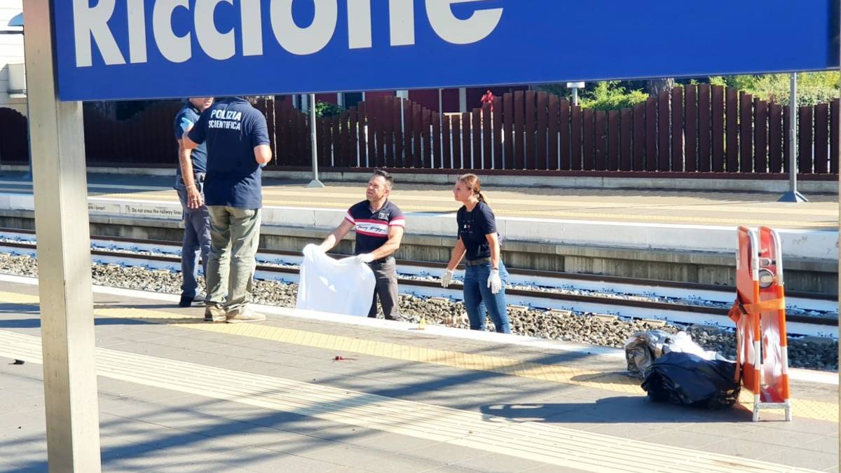 Riccione, travolte dal treno. Un testimone: Una ragazza era seduta sui binari, l'altra ha cercato di tirarla via