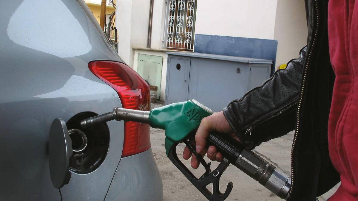 Ravenna, prezzi del carburante esposti più bassi di quelli reali: controlli della Finanza