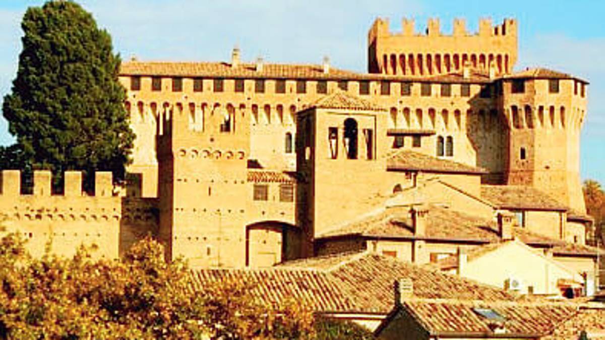 Gradara, a San Valentino duemila cuori rossi