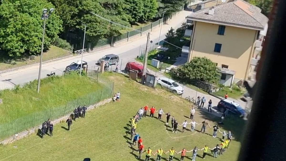 Grazie Carabinieri: il saluto speciale della gente Tredozio mentre il volo fa ritorno alla base