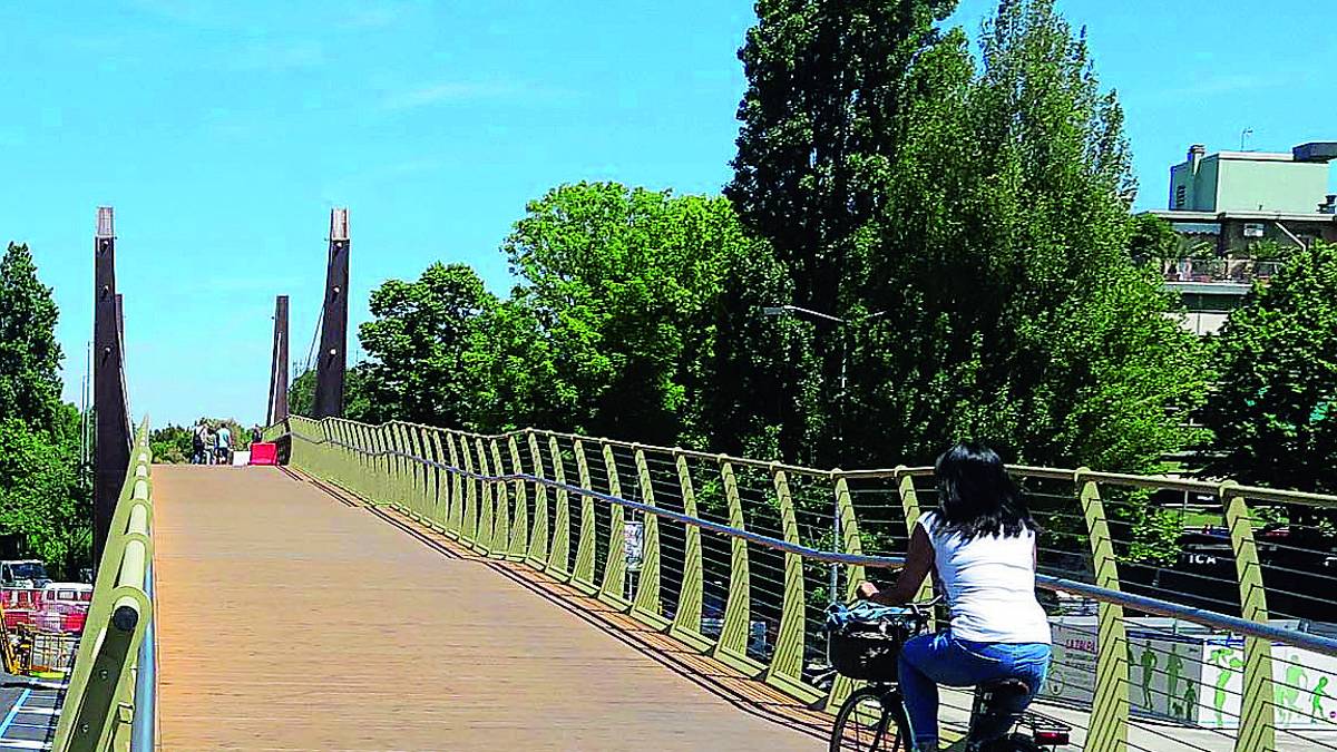 Rimini, batte la testa in bici Ragazzi la aiutano, adulti indifferenti