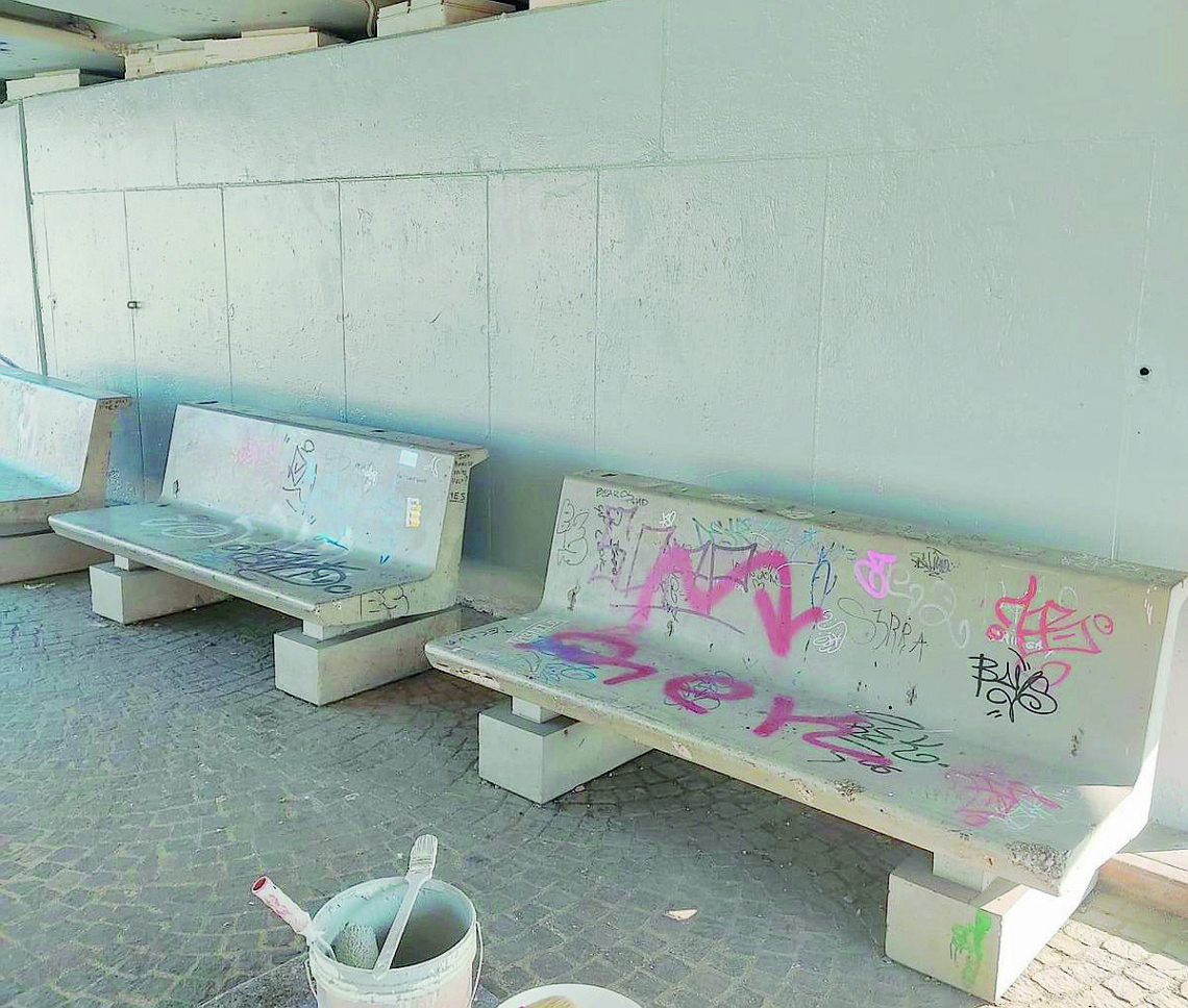 Bellaria, un campione di civiltà: chiede la vernice al Comune e pulisce il ponte dalle scritte