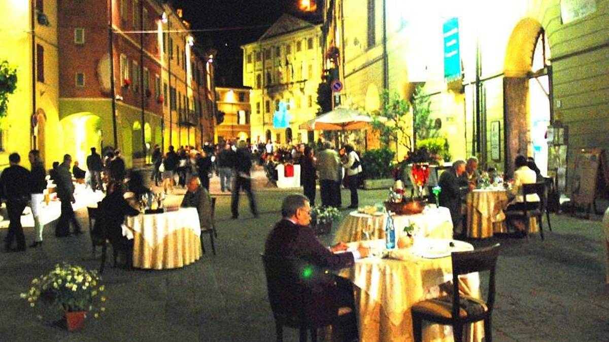 Stasera Brisighella romantica: innamorati di tutto il mondo unitevi