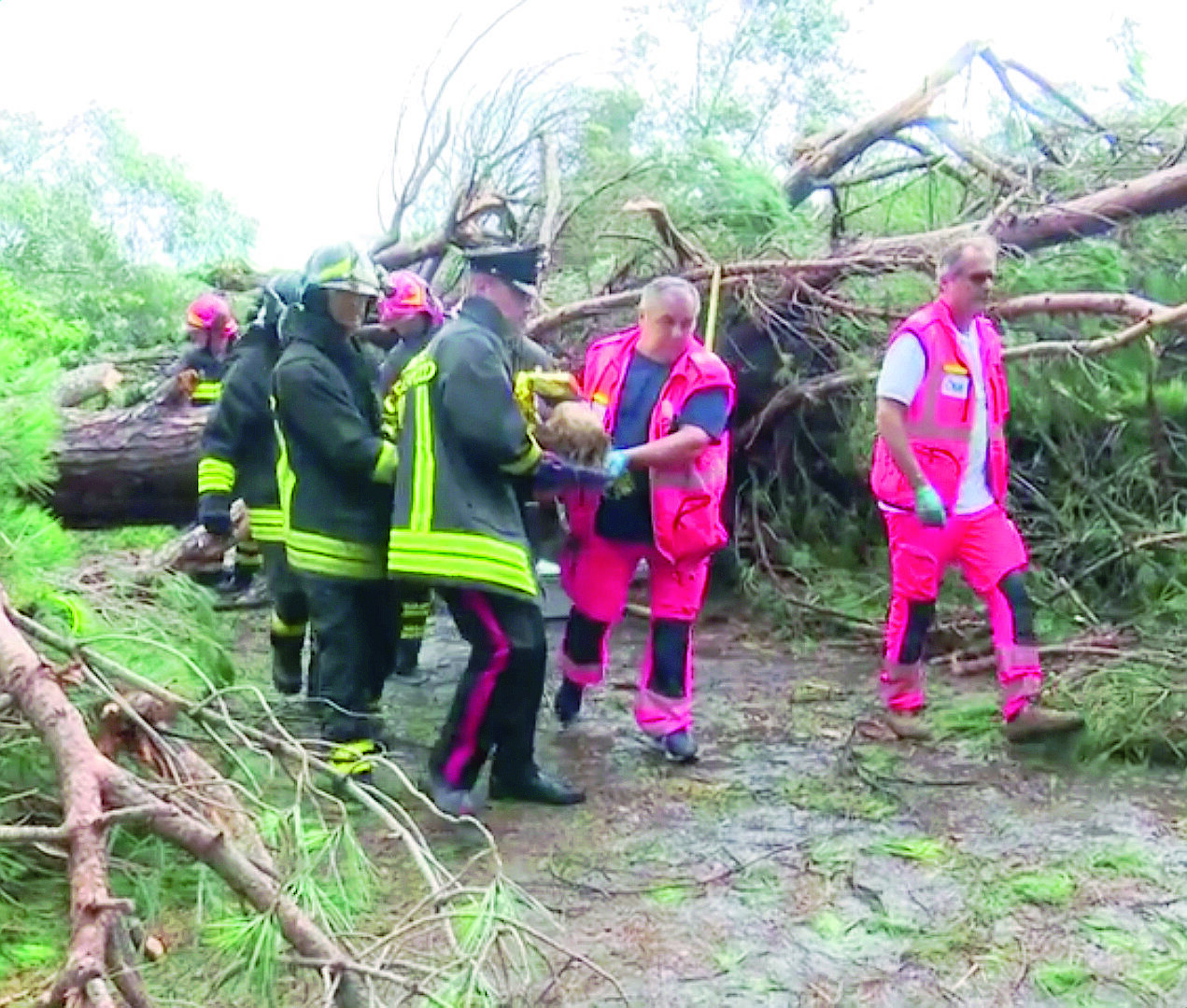 Colpita da pino durante la tempesta di Milano Marittima, ferita resta grave