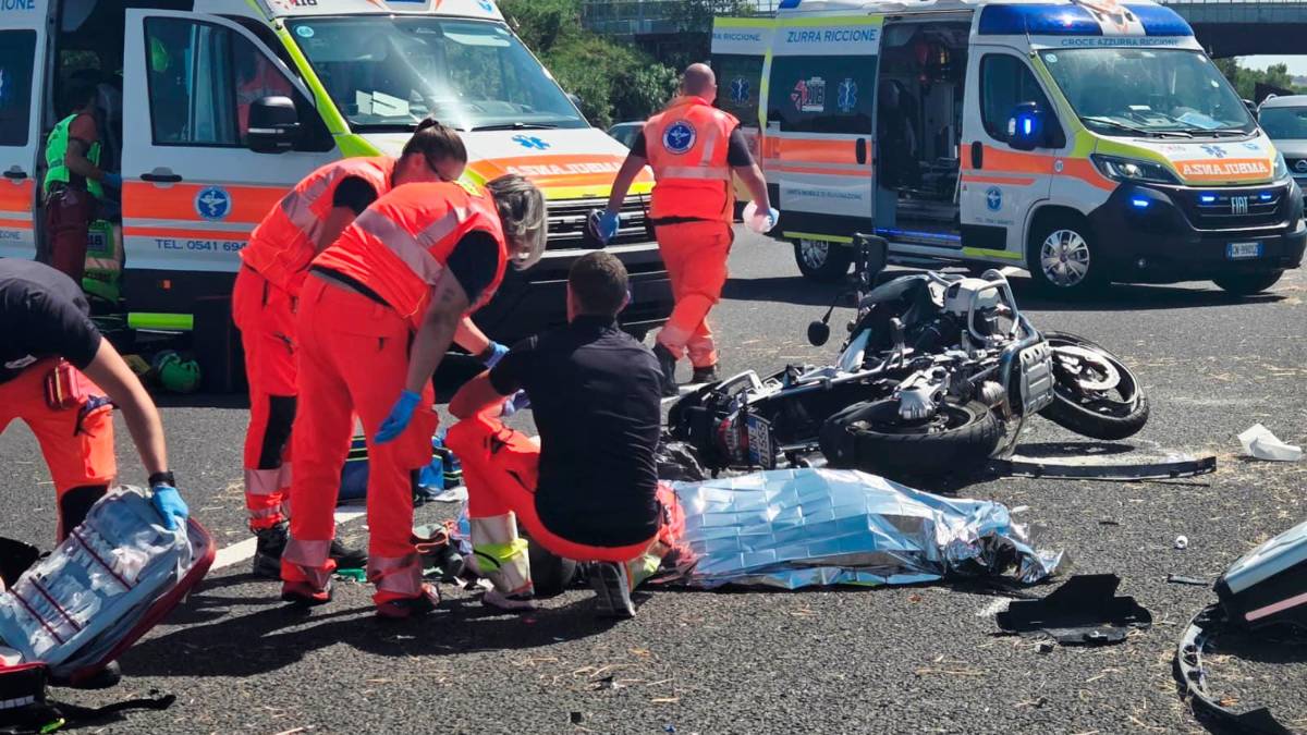 Riccione, tragico tamponamento in A14: muore un motociclista, gravissima la passeggera