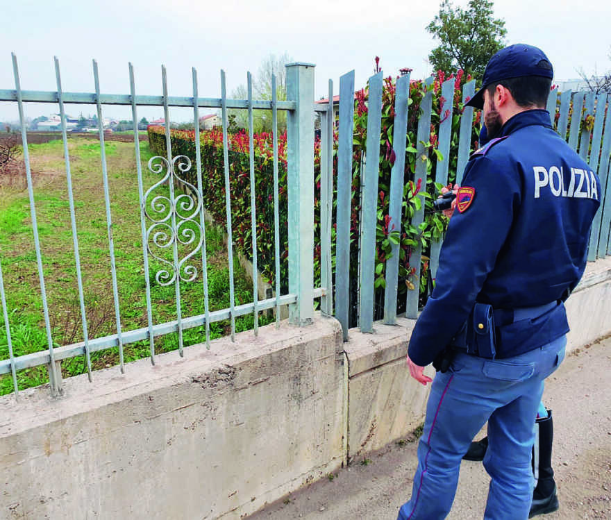 Rimini, cade dall'auto mentre fa gestacci: è grave