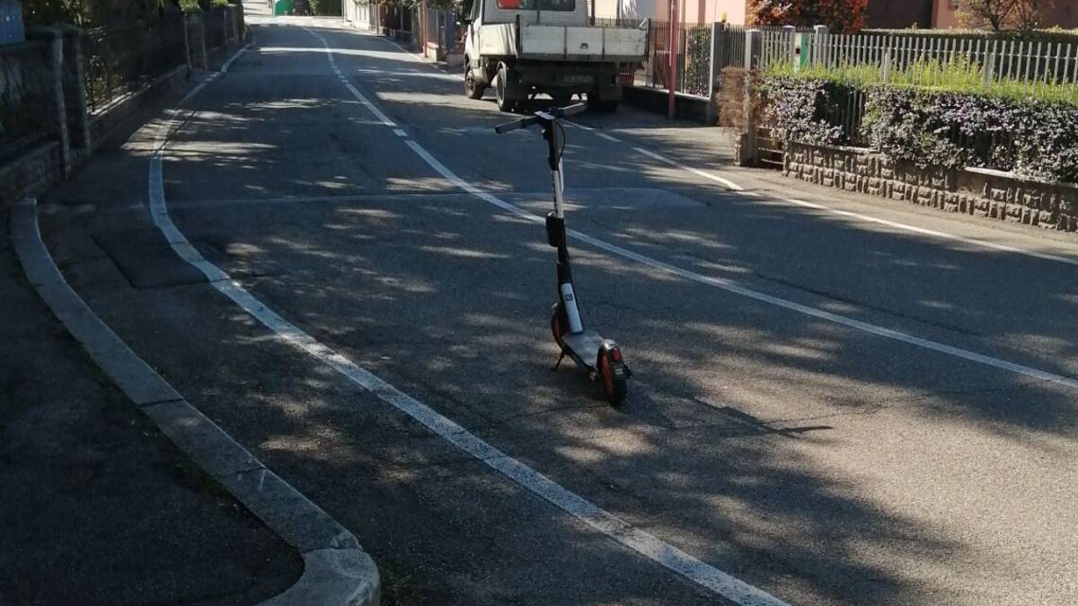 Cesena, monopattini abbandonati in mezzo alla strada e nel torrente
