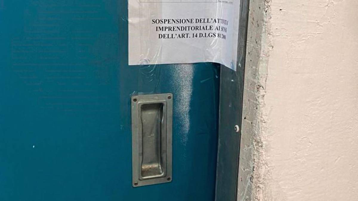 Forlì. Lavoratori in nero e problemi di sicurezza, la polizia fa chiudere un poltronificio