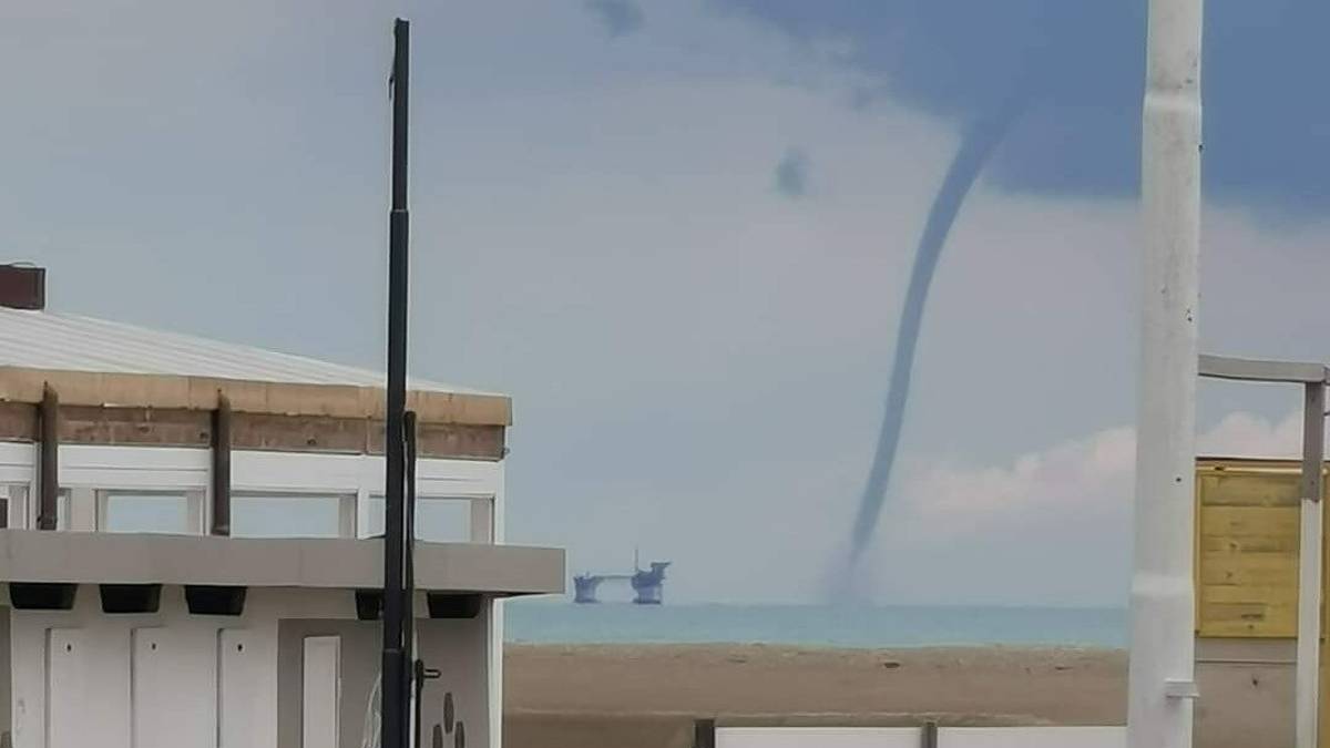 Tromba d'aria al largo di Rimini