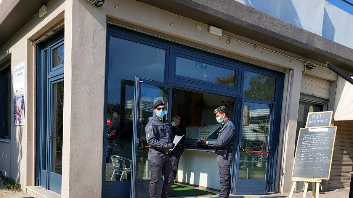 Una domenica a pranzo al ristorante a Pinarella: multati in 23