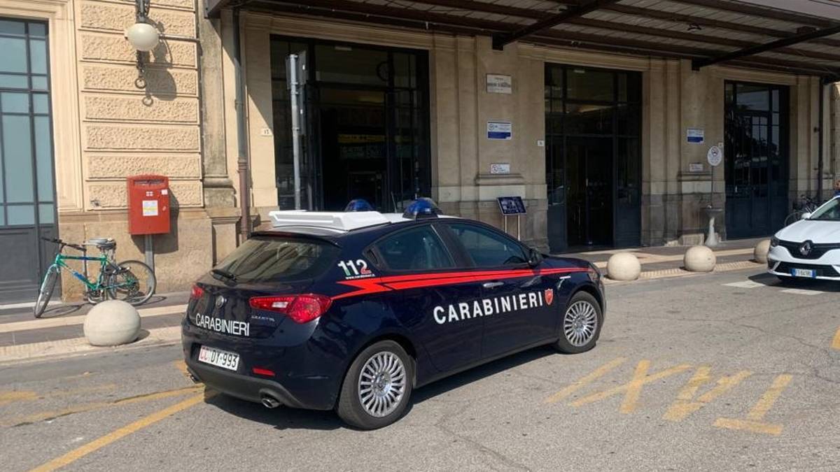 Spunta un coltello serramanico nella macchina, denunciato dai carabinieri di Forlì