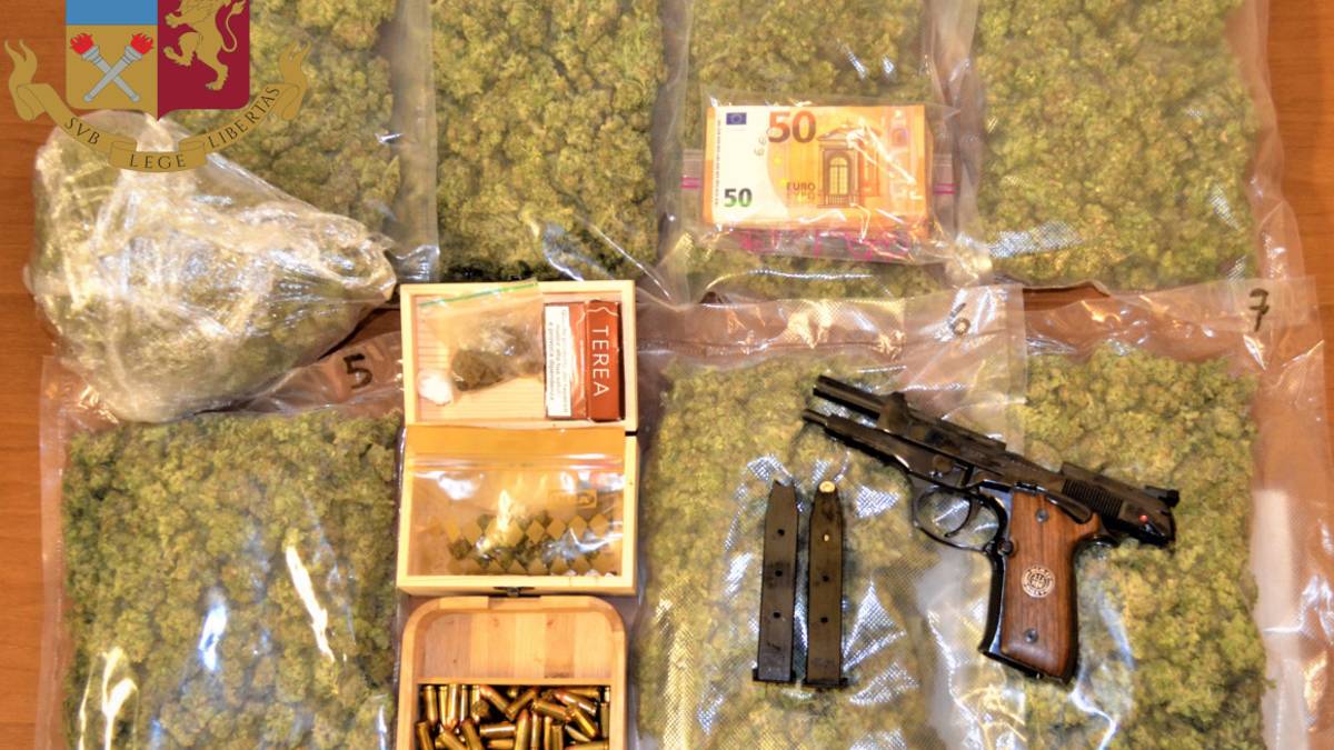 Cesena, aveva una pistola e 2 chili di droga: arrestata una giovane donna di Faenza