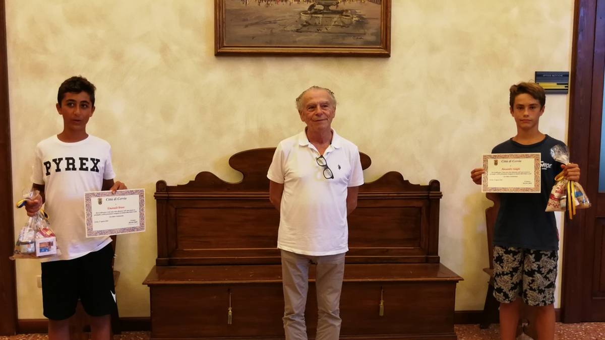 Cervia, due ragazzi restituiscono portafoglio con quasi 300 euro