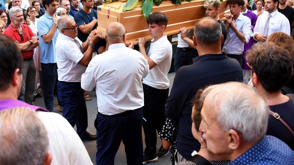 Rimini, l’addio a Tommaso Ugolini: la commozione e il silenzio di centinaia di persone