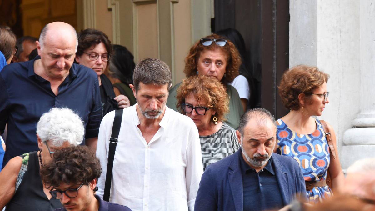 Rimini, l’addio a Tommaso Ugolini: la commozione e il silenzio di centinaia di persone
