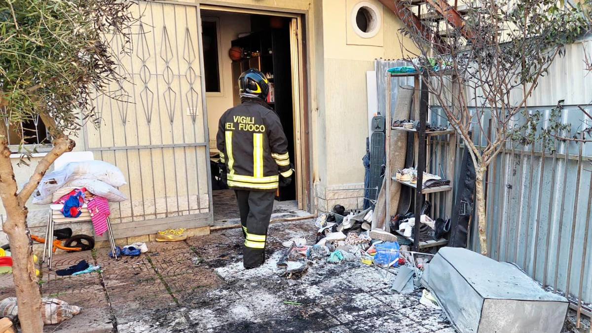Rimini, incendio in un appartamento: in due si ustionano portando all’esterno un divano in fiamme - Gallery