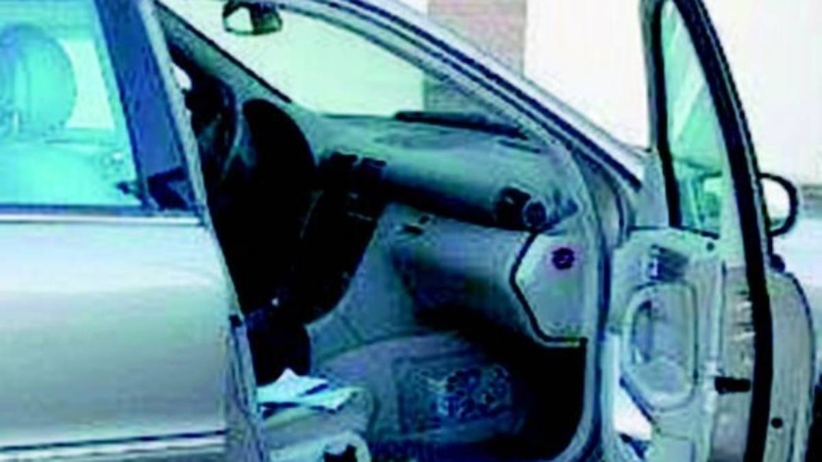 Ravenna, mettono biglietti dalle auto e cercano di ripulirle, denunciati