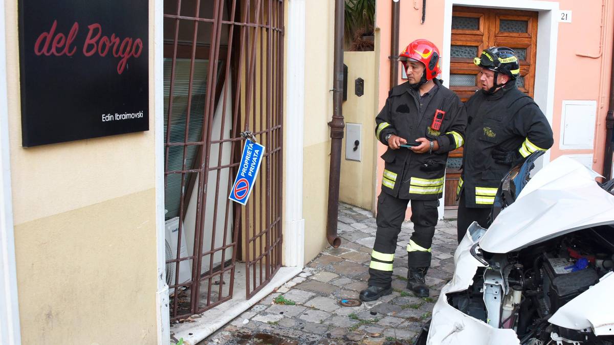 Rimini, si schianta contro tre auto nel Borgo San Giuliano: 5 persone ferite VIDEO GALLERY