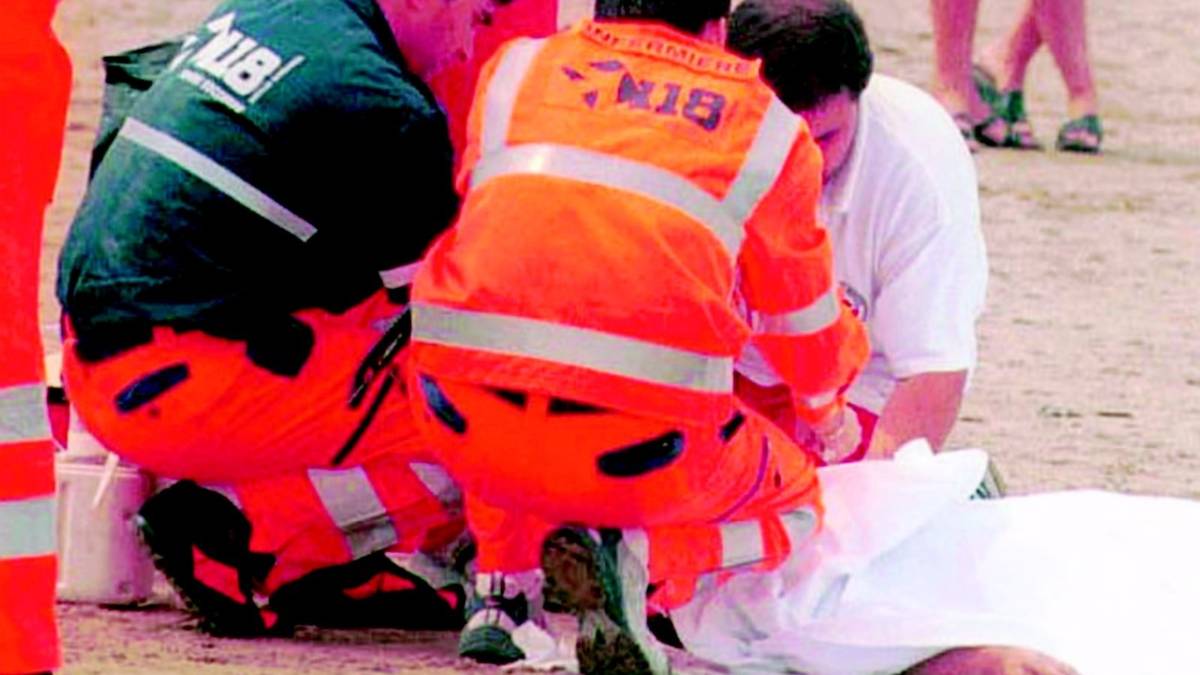 Muore in mare sotto gli occhi degli amici