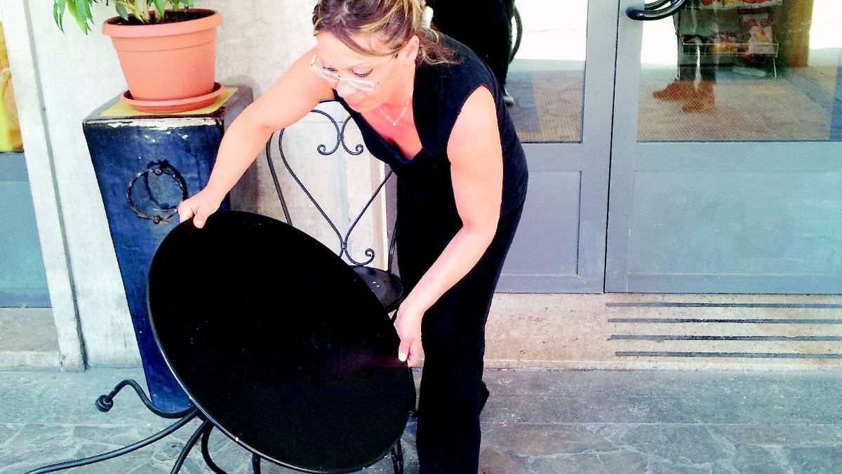 Travolge mamma e picchia cliente