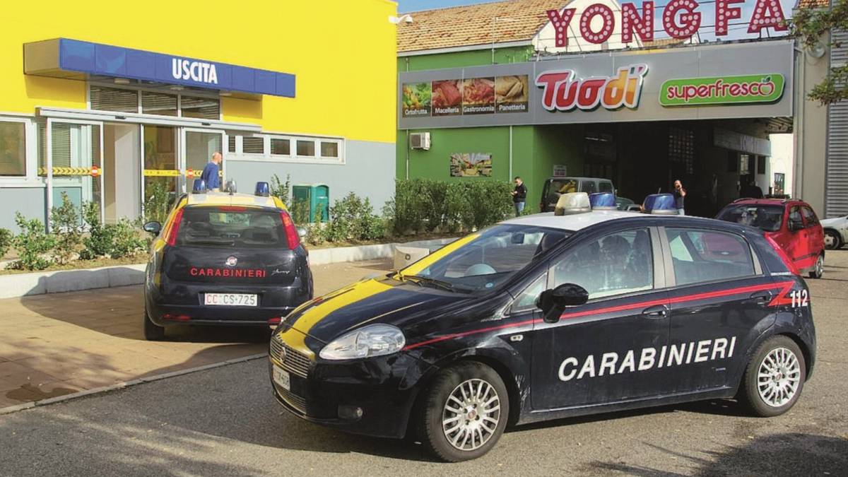 Ladri entrano al Mercatone Uno: sventrata cassaforte col flessibile