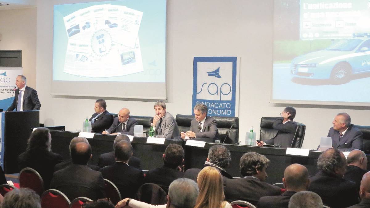 Applausi agli agenti condannati per l'omicidio Aldrovandi