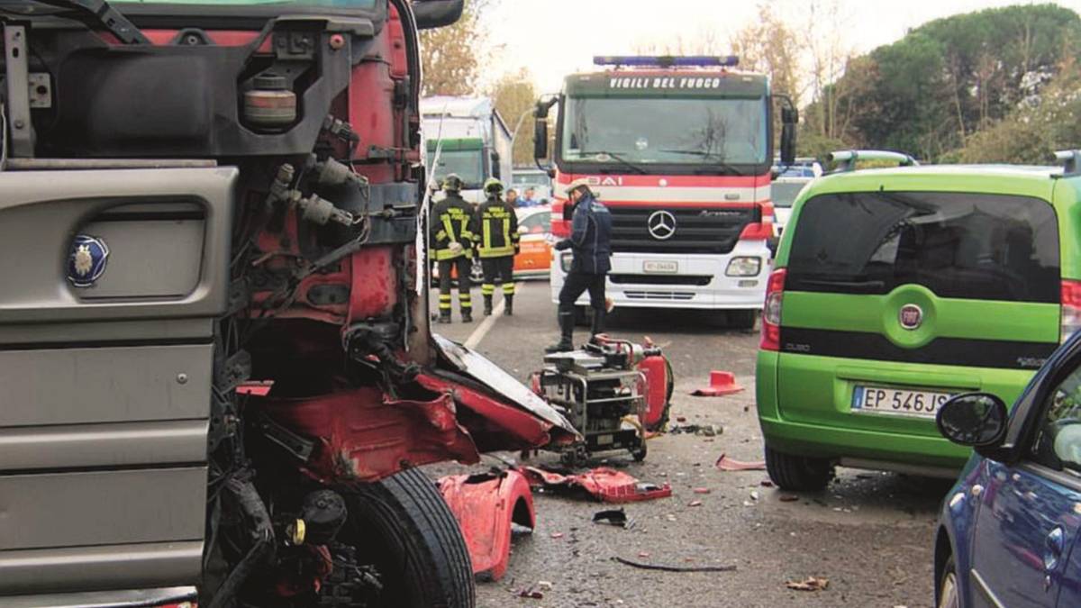 Perde il controllo dell'auto e finisce contro un tir: 49enne muore sul colpo