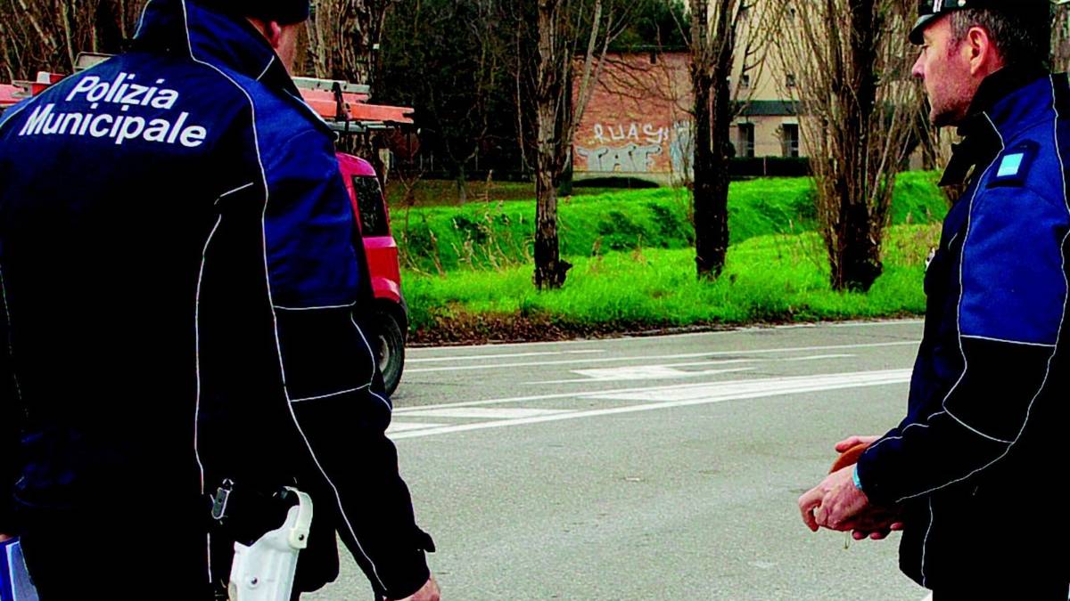 Tampona un'auto che si schianta e poi scappa via