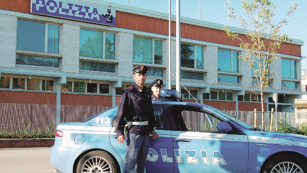 Perseguita e minaccia i vicini di casa e si denuda davanti alle loro figlie minorenni