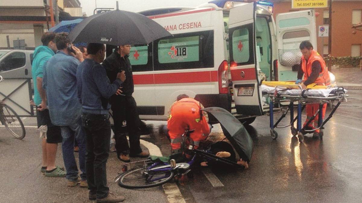 Incidente sulla Cervese: grave una ciclista