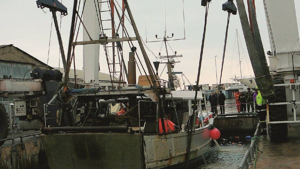 Tronco alla deriva fa affondare peschereccio