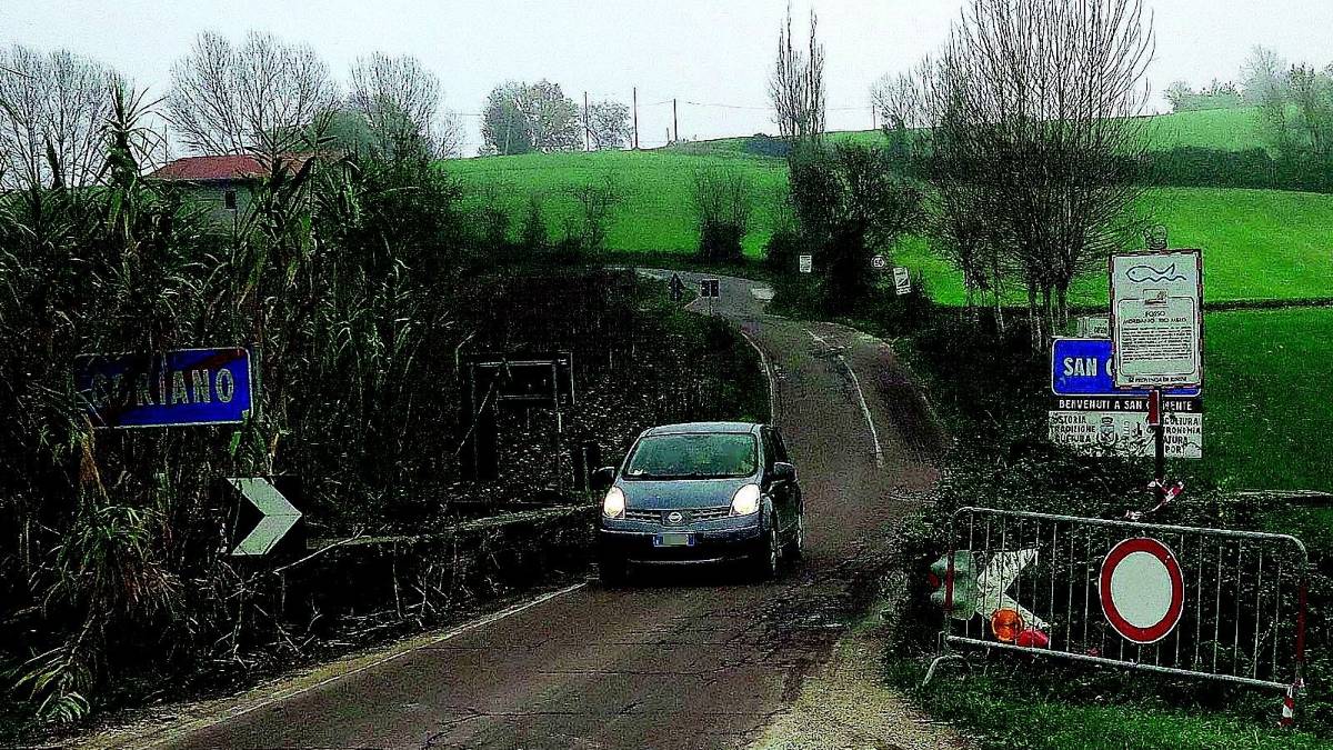 Transito vietato sul ponte, però le auto passano lo stesso