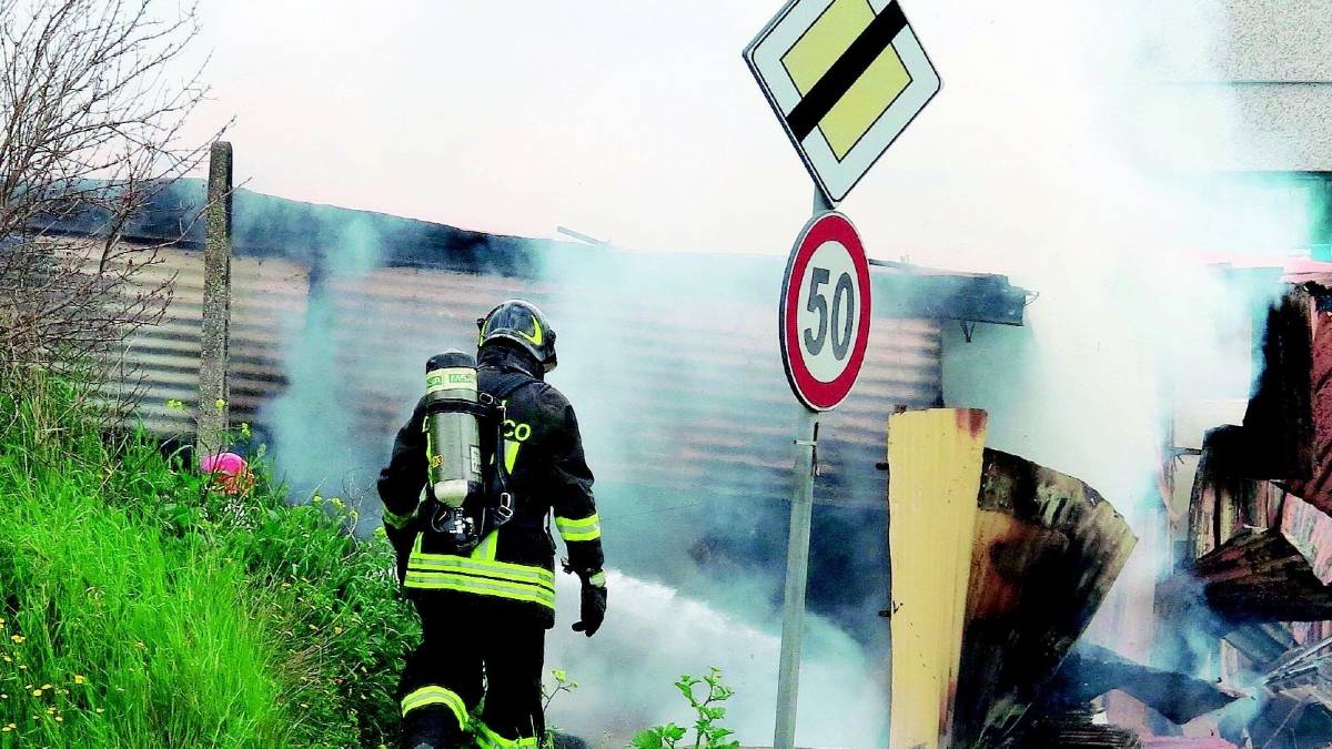 Via Emilia chiusa per un incendio