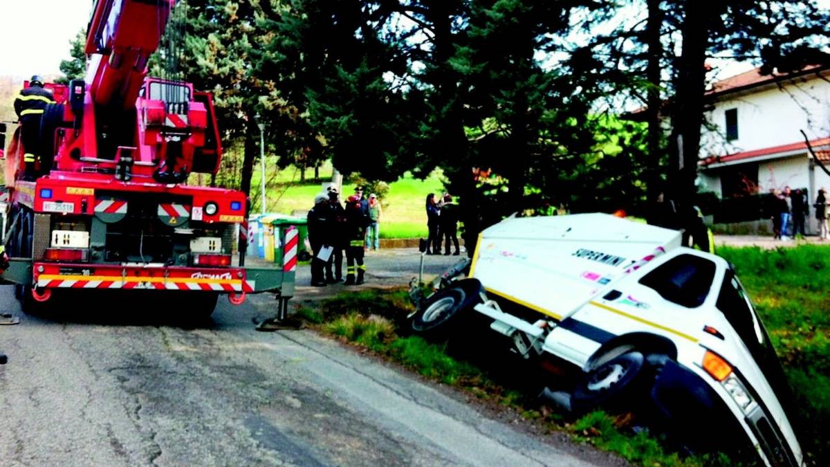 Salta il freno a mano e viene schiacciato dal camioncino dei rifiuti