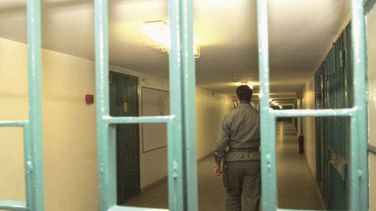 Agente penitenziario aggredisce ispettore