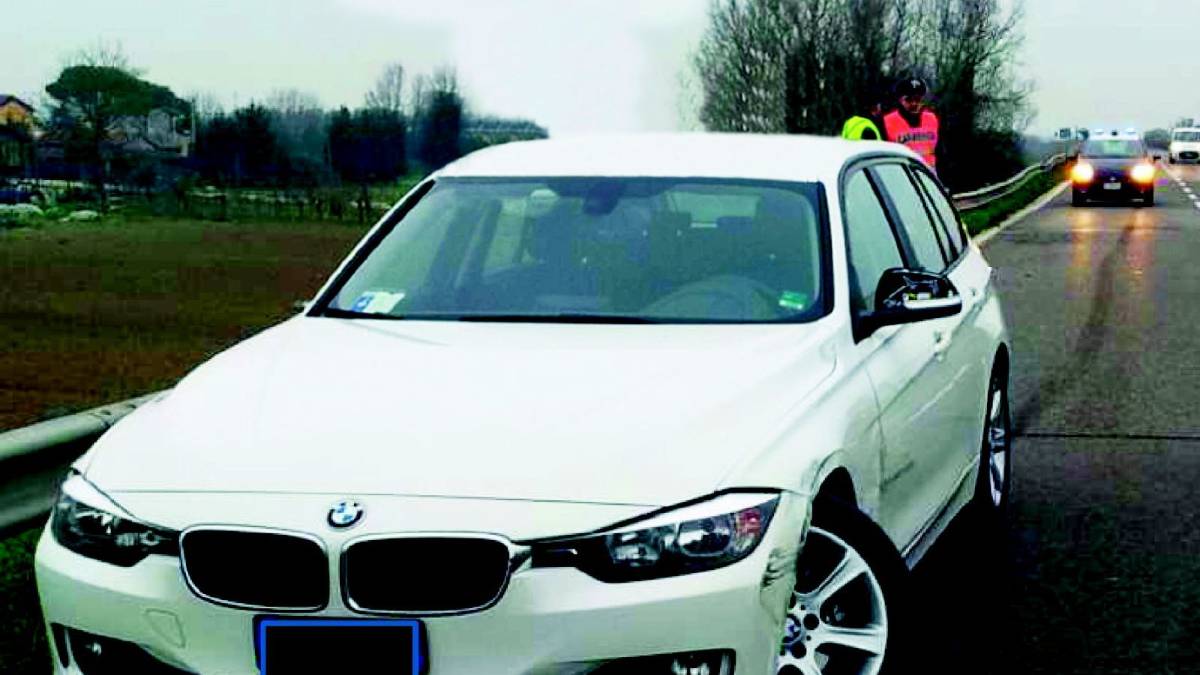 Auto pirata contro mano sulla E45, sbatte e scappa