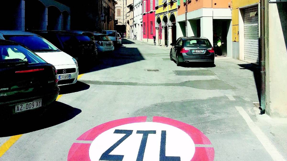 In distribuzione le tessere per la sosta notturna gratuita dei residenti in ztl