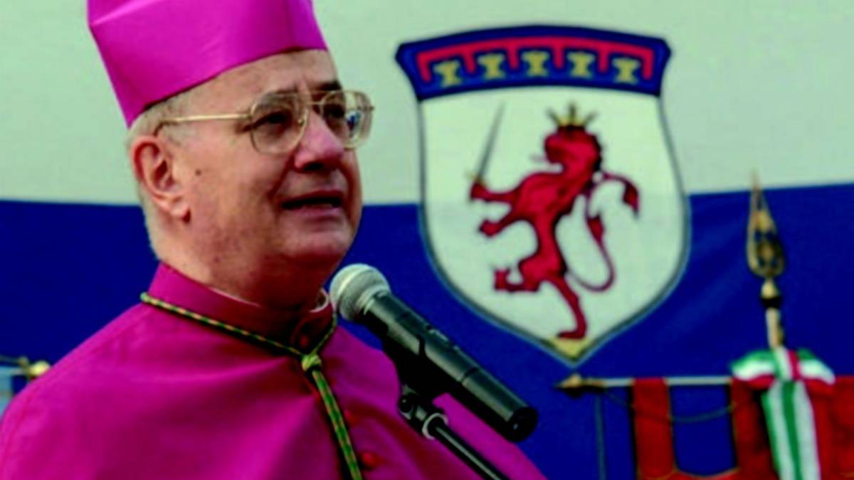 Bordate sul sindaco, il vescovo lo difende
