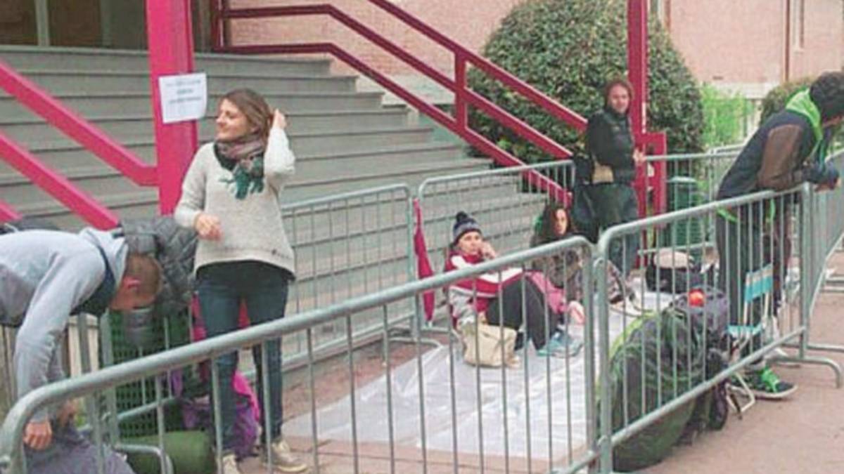 Notte in coda al freddo per i fan del Liga a caccia del biglietto