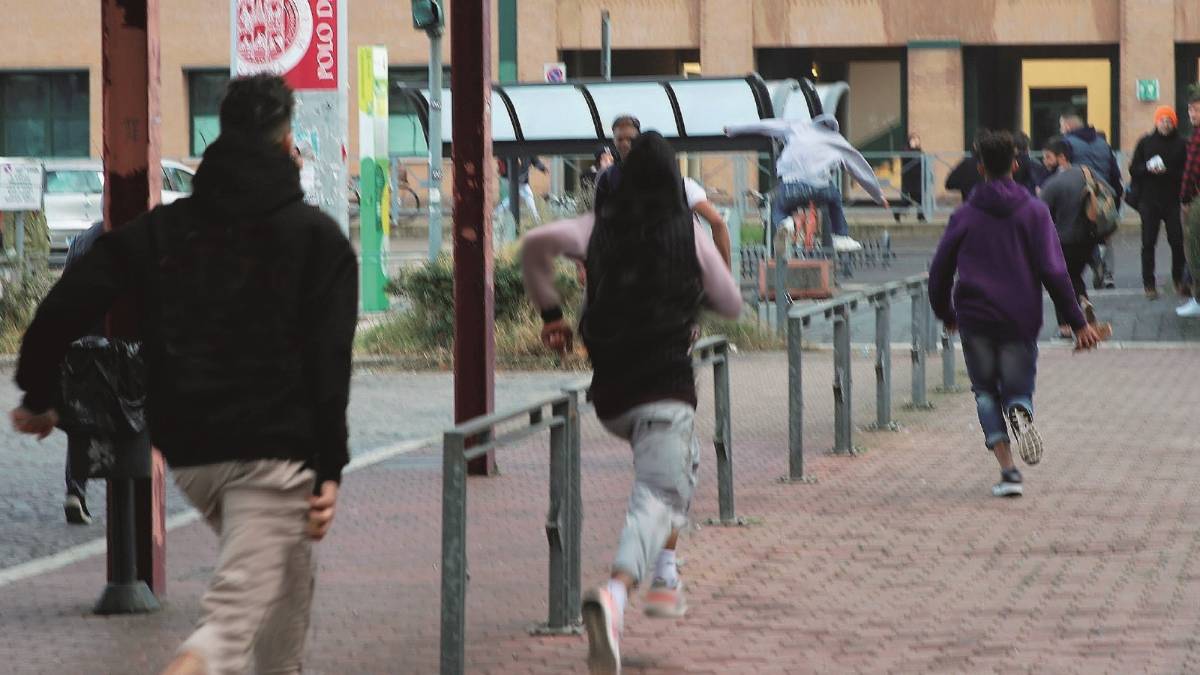 Dopo la scuola scatta la guerriglia. Maxi rissa a colpi di sassi e bottigliate