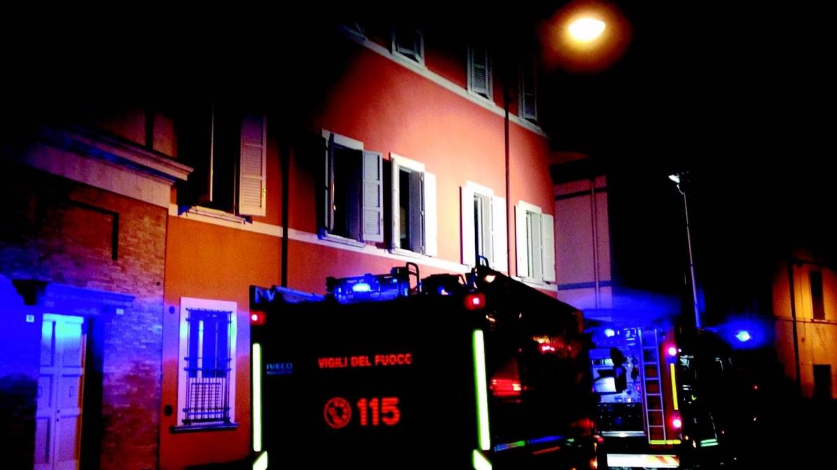 Rischia di morire nel rogo di casa