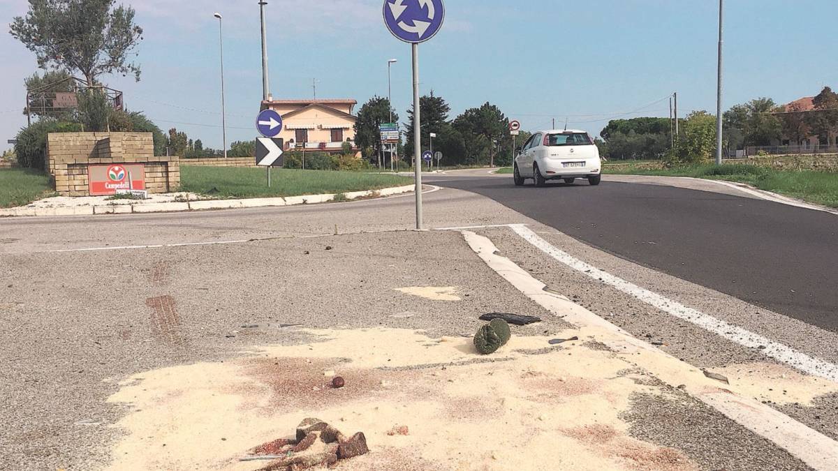 Schianto in scooter alla rotonda. Muore un aviatore 53enne