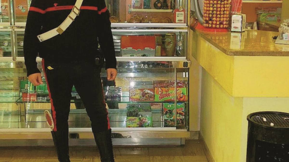 Folle di gelosia lo accoltella alla gola